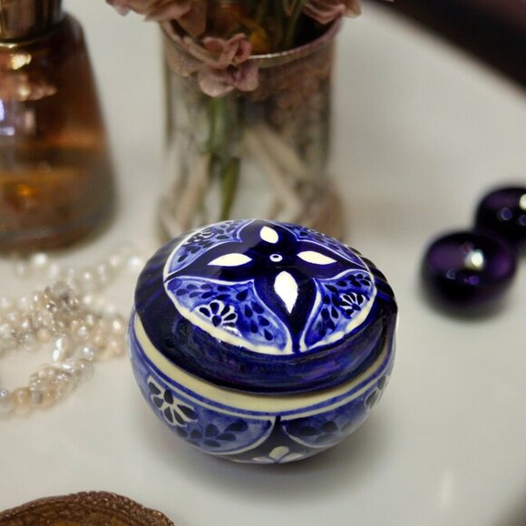 Vintage Cobalt Blue & White Porcelain Small Jewelry Trinket Box with Cover - Picture 3 of 11
